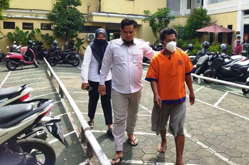 Pelaku persetubuhan dengan gadis kecil yang merupakan anak tirinya diamankan polisi. (Foto: Istimewa)