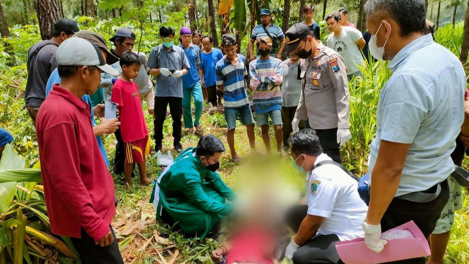 Korban dievakuasi dari pondok tempatnya gantung diri (foto:istimewa)