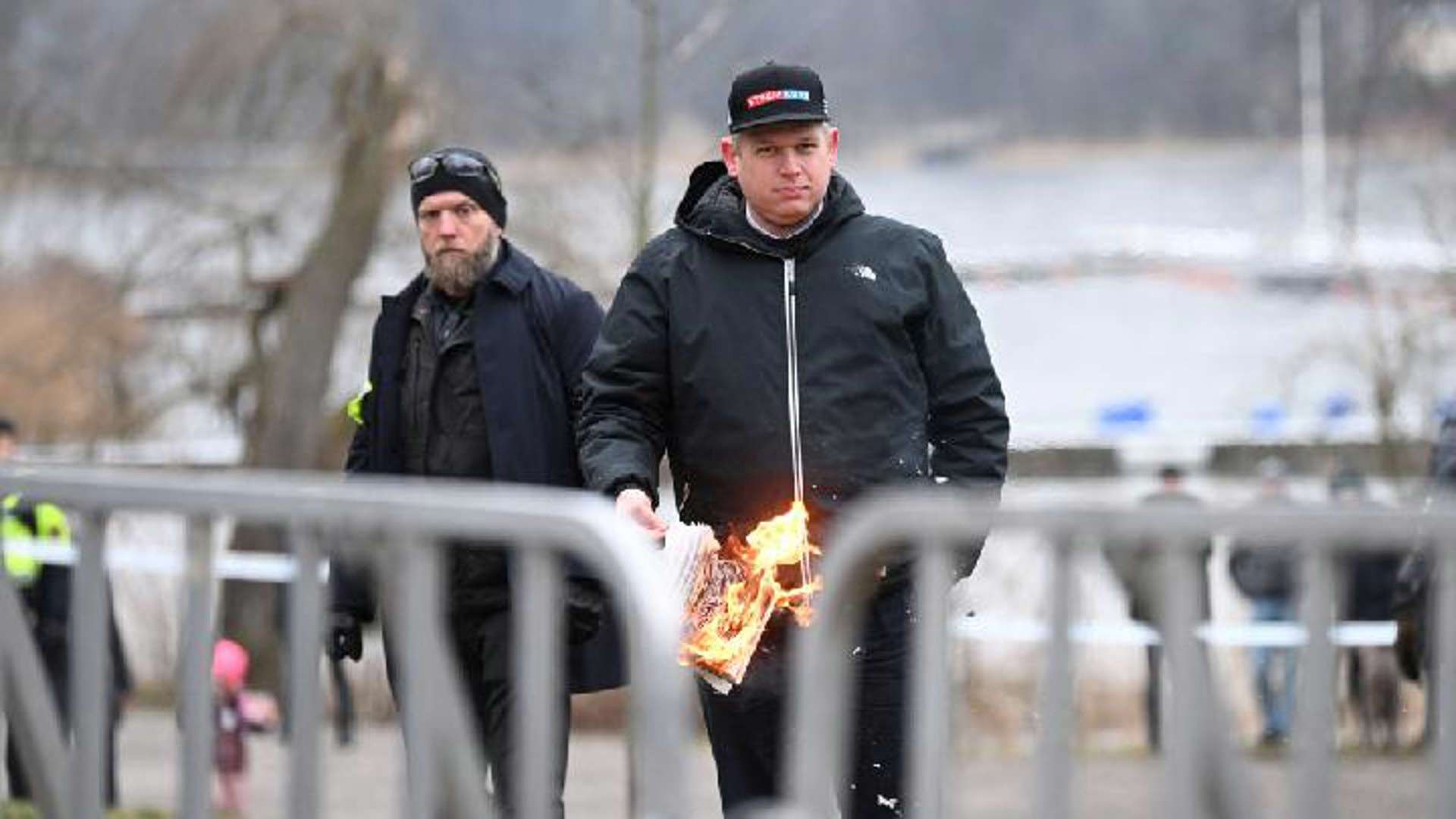 Politisi saya kanan Swedia yang Anti-Muslim, Rasmus Paludan, saat melakukan aksi pembekaran Al-Quran di depan kedubes Turki di Stockolm, Swedia. (foto: afp)