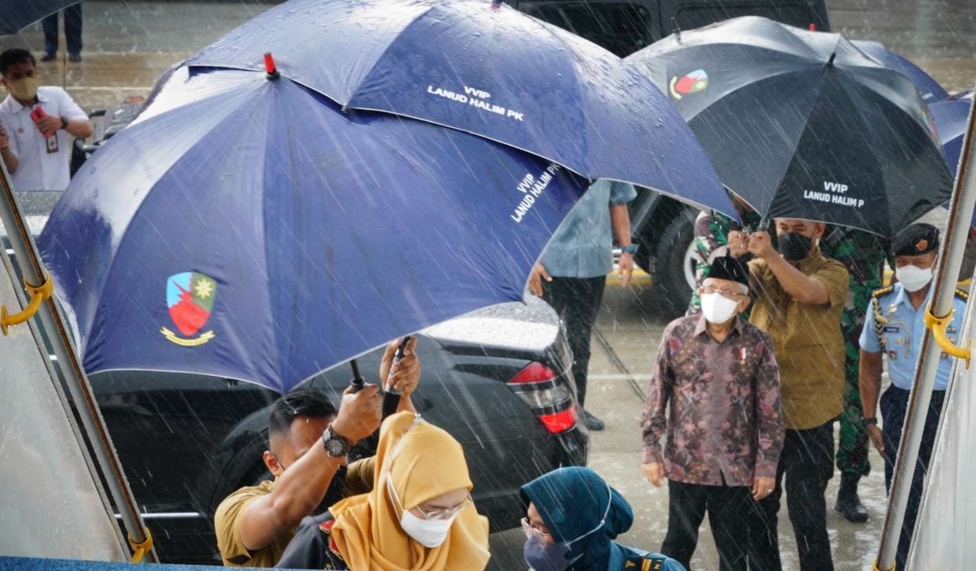 Wapres KH Ma'ruf Amin beserta rombongan berangkat ke Banjar Masun, melalui Lanud Halim Perdana Kusuma Jakarta Timur. (Foto: BPMI Setwapres)