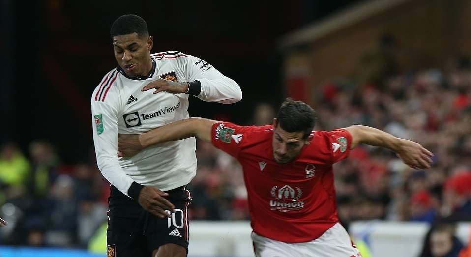 Marcus Rashford (kiri) sempat kesakitan dan ditarik keluar sebelum pertandingan selesai. (Foto: Twitter/@ManUtd)