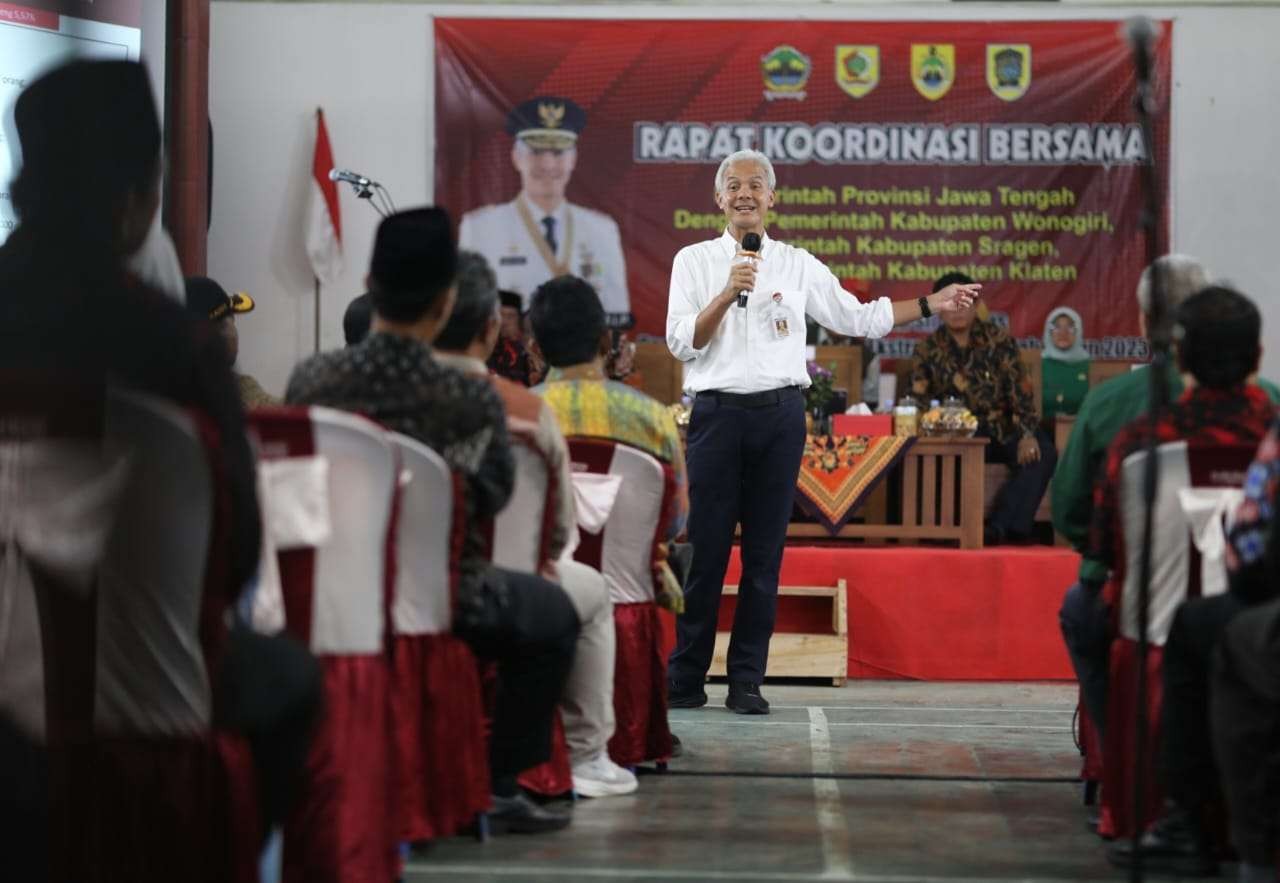 Gubernur Jawa Tengah Ganjar Pranowo saat Rapat Koordinasi Bersama Penanganan Kemiskinan dengan Pemkab Wonogiri, Sragen dan Klaten (WonoSraTen) di Balai Desa Mlokomanis Wetan, Kecamatan Ngadirojo, Kabupaten Wonogiri, Kamis 26 Januari 2023.(Foto: istimewa)