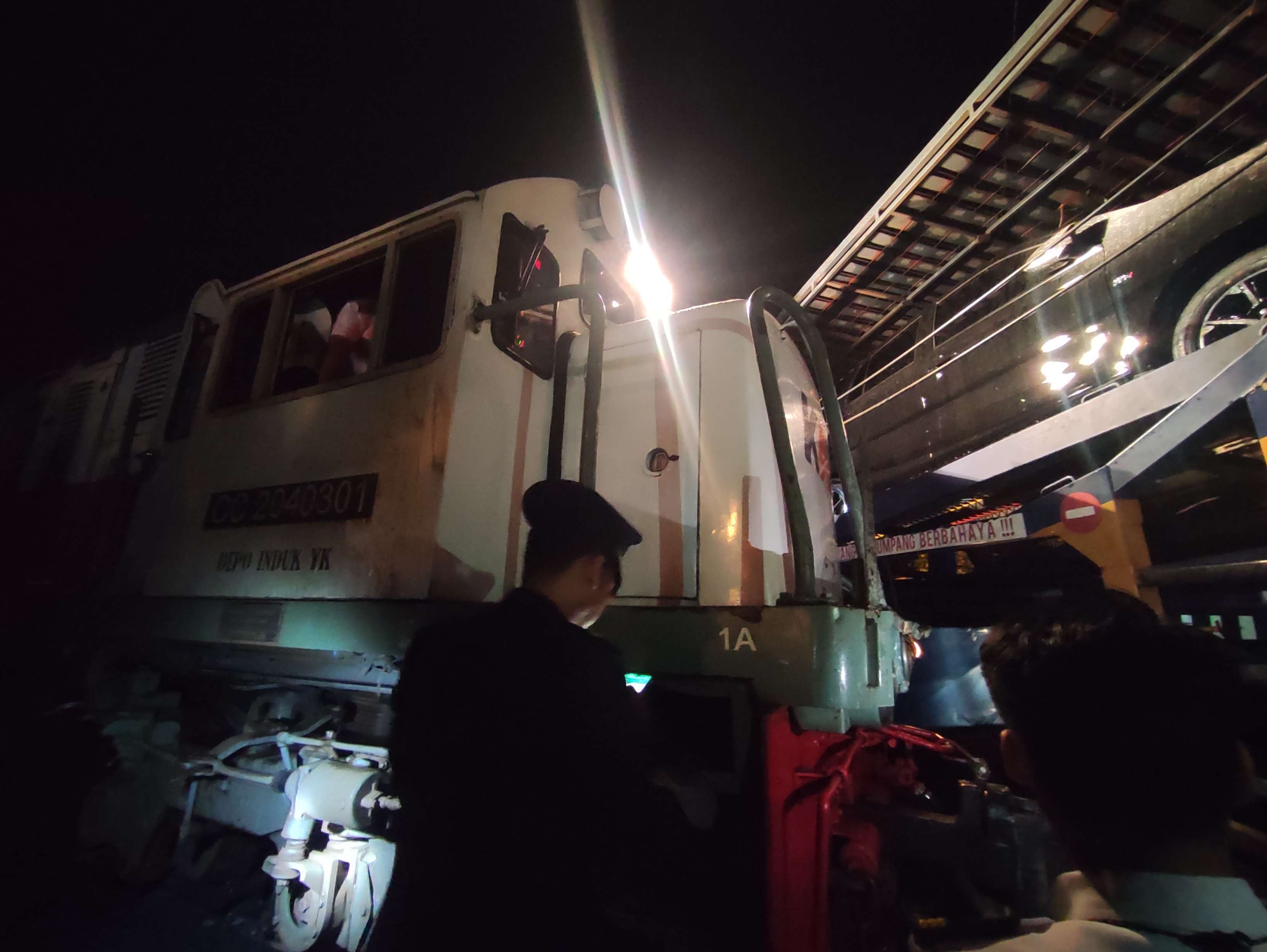 Proses evakuasi moncong kereta yang masuk bodi truk.(Foto Deni Lukmantara/Ngopibareng.id)