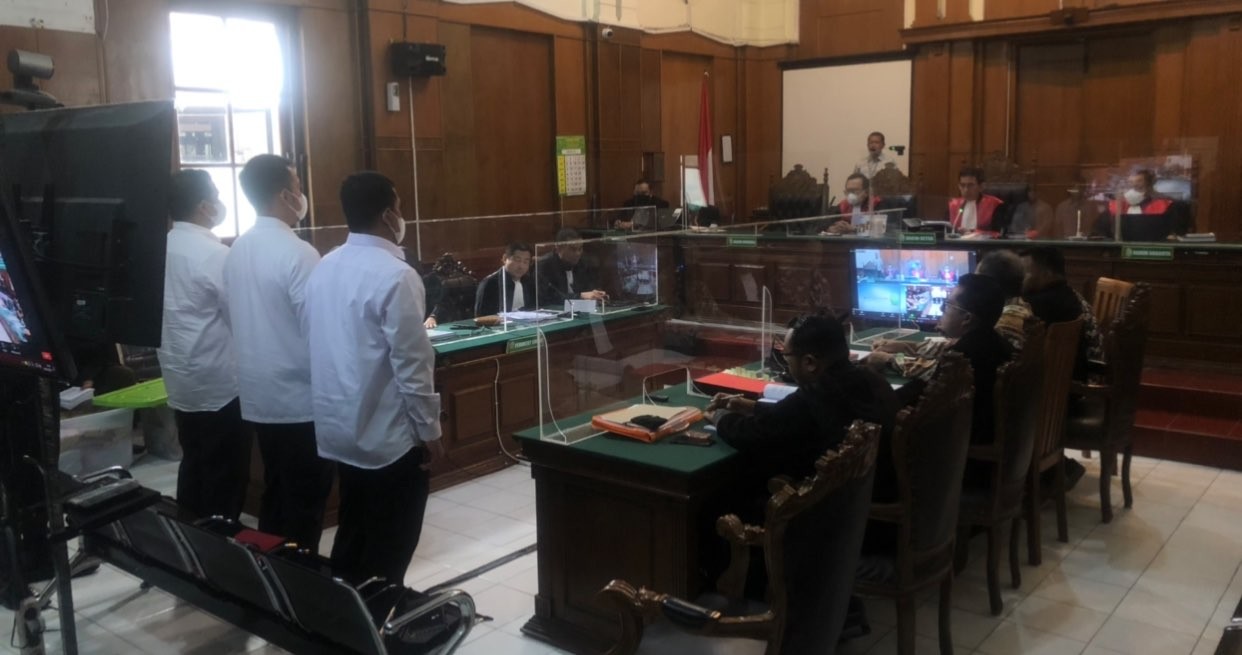 Sidang tragedi Kanjuruan menghadirkan terdakwa tiga polisi sebagai saksi. (Foto: Andhi Dwi/Ngopibareng.id)