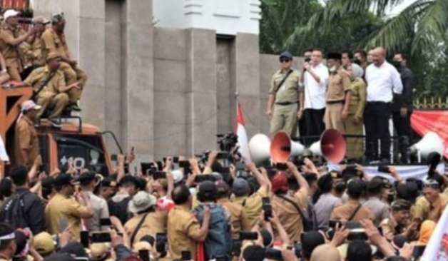 Persatuan Perangkat Desa Indonesia (PPDI) demo di DPR. Mereka menuntut perpanjangan masa jabatan kades menjadi sembilan tahun. (Foto: Asmanu Sudharso/Ngopibareng.id)