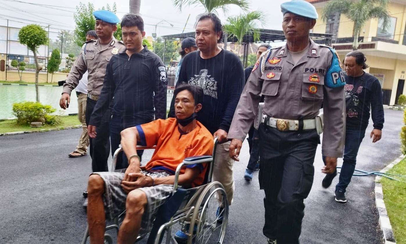 Tersangka S digiring petugas dengan kursi roda (foto: Muh Hujaini/Ngopibareng.id)