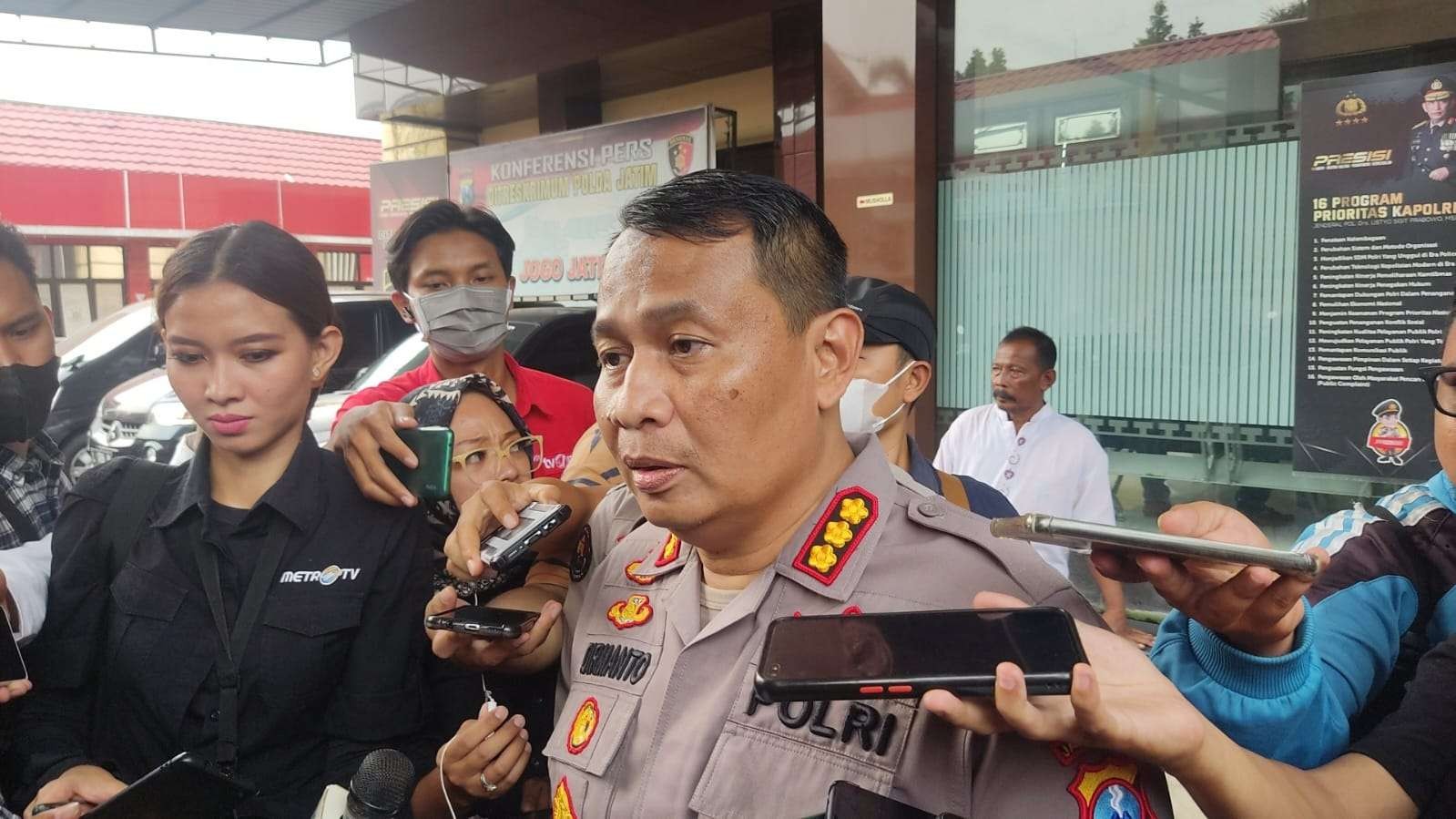 Kabid Humas Polda Jatim, Kombes Pol Dirmanto menjelaskan soal saksi ART Venna Melinda. (Foto: Fariz Yarbo/Ngopibareng.id)