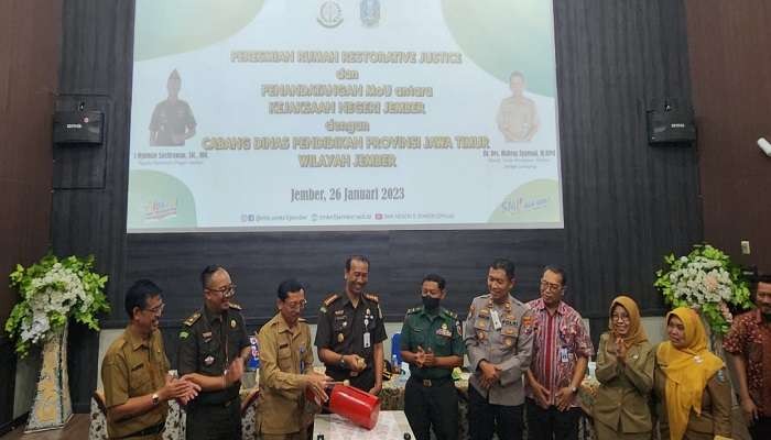 Peresmian Rumah Restorative Justice secara simbolis di SMK Negeri 5 Jember (Foto: Rusdi/Ngopibareng.id)