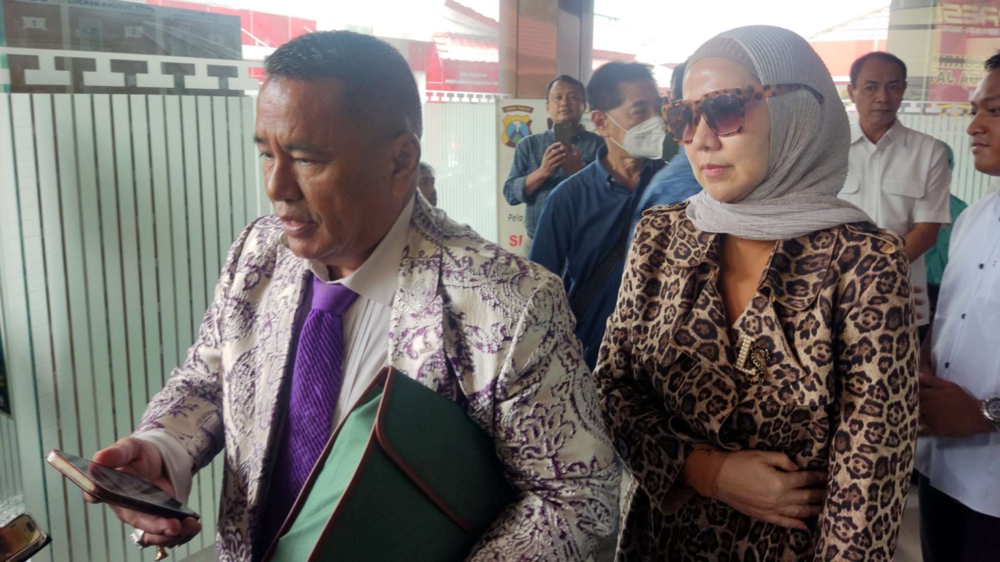 Artis Venna Melinda didampingi Kuasa Hukumnya Hotman Paris Hutapea saat memenuhi panggilan penyidik di Mapolda Jatim, Surabaya, Kamis 26 Januari 2023. (Foto: Fariz Yarbo/Ngopibareng.id)