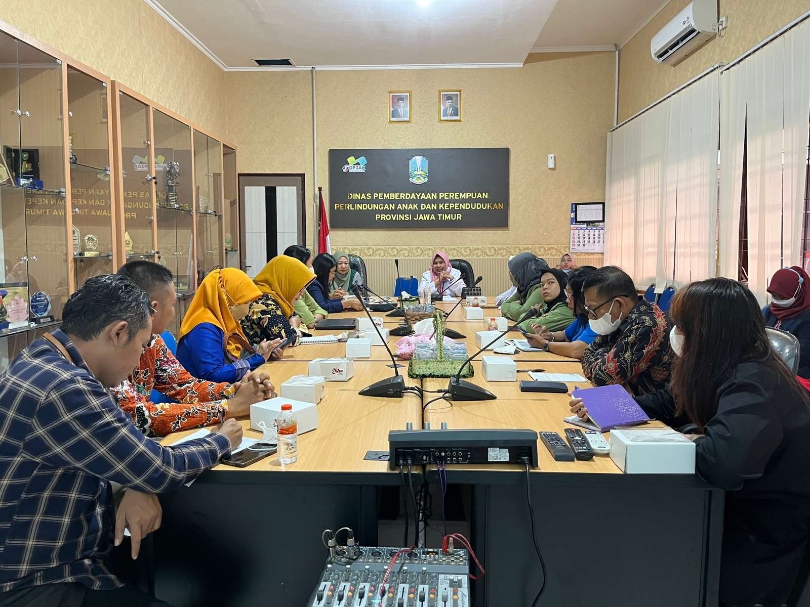 Dinas Pemberdayaan Perempuan, Perlindungan Anak dan Kependudukan (DP3AK) Provinsi Jawa Timur menggandeng Stikosa-AWS membentuk Pos SAPA. (Foto: AWS)