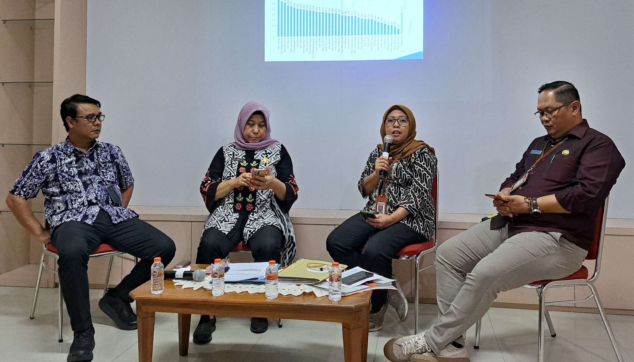 Kepala Dinas Kesehatan, Bapeko hingga DP3A saat menjelaskan langkah zero stunting di 2023. (Foto: Pita Sari/Ngopibareng.id)