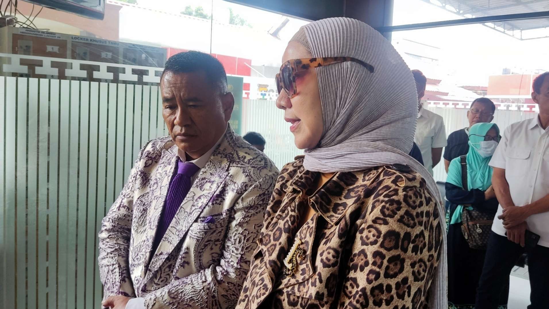 Artis Venna Melinda didampingi kuasa hukumnya, Hotman Paris Hutapea, saat memenuhi panggilan penyidik di Mapolda Jatim, Surabaya, Kamis 26 Januari 2023. (Foto: Fariz Yarbo/Ngopibareng.id)