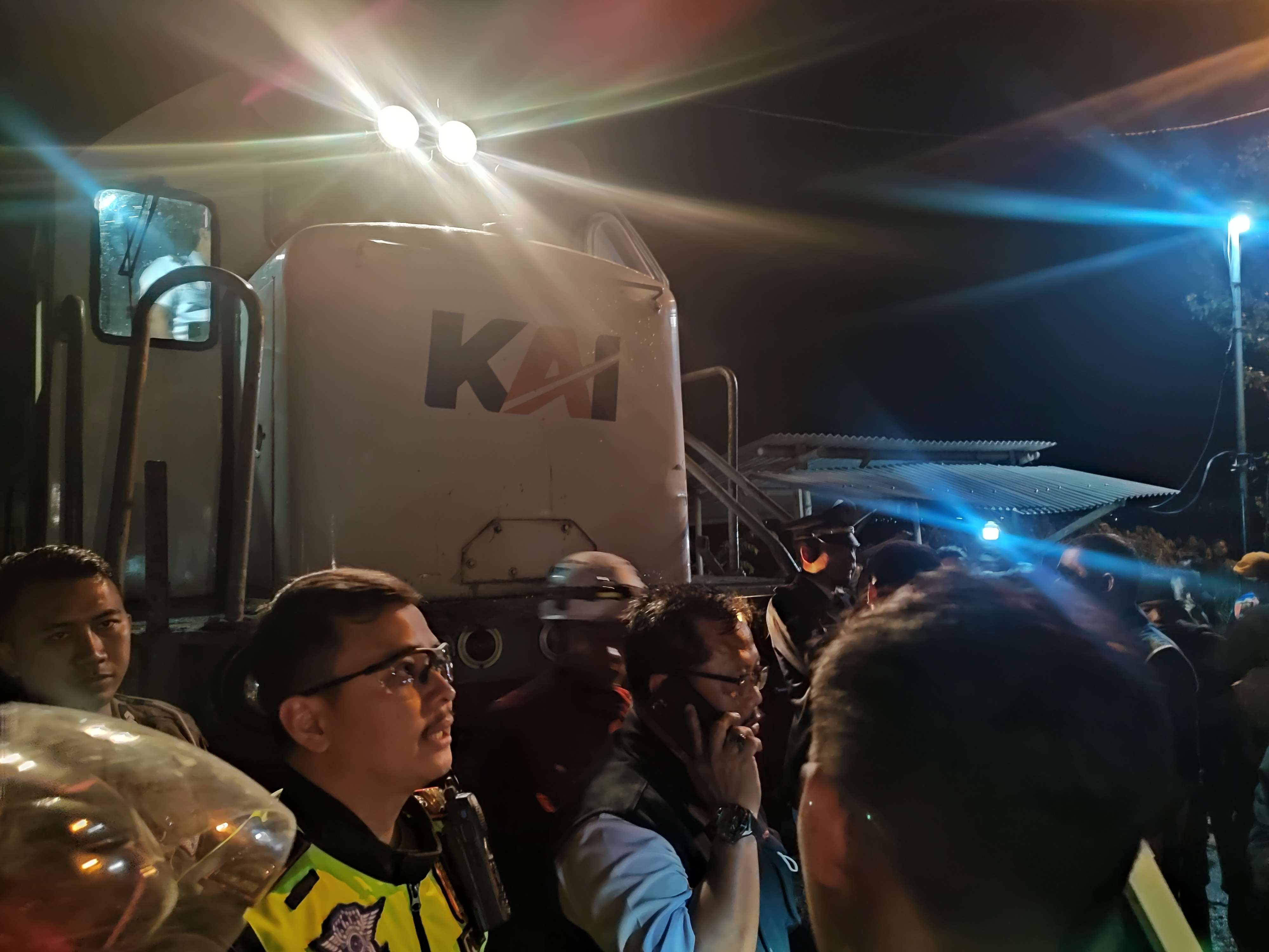 Proses evakuasi kecelakaan truk ditabrak kereta api.(Foto Deni Lukmantara/Ngopibareng)