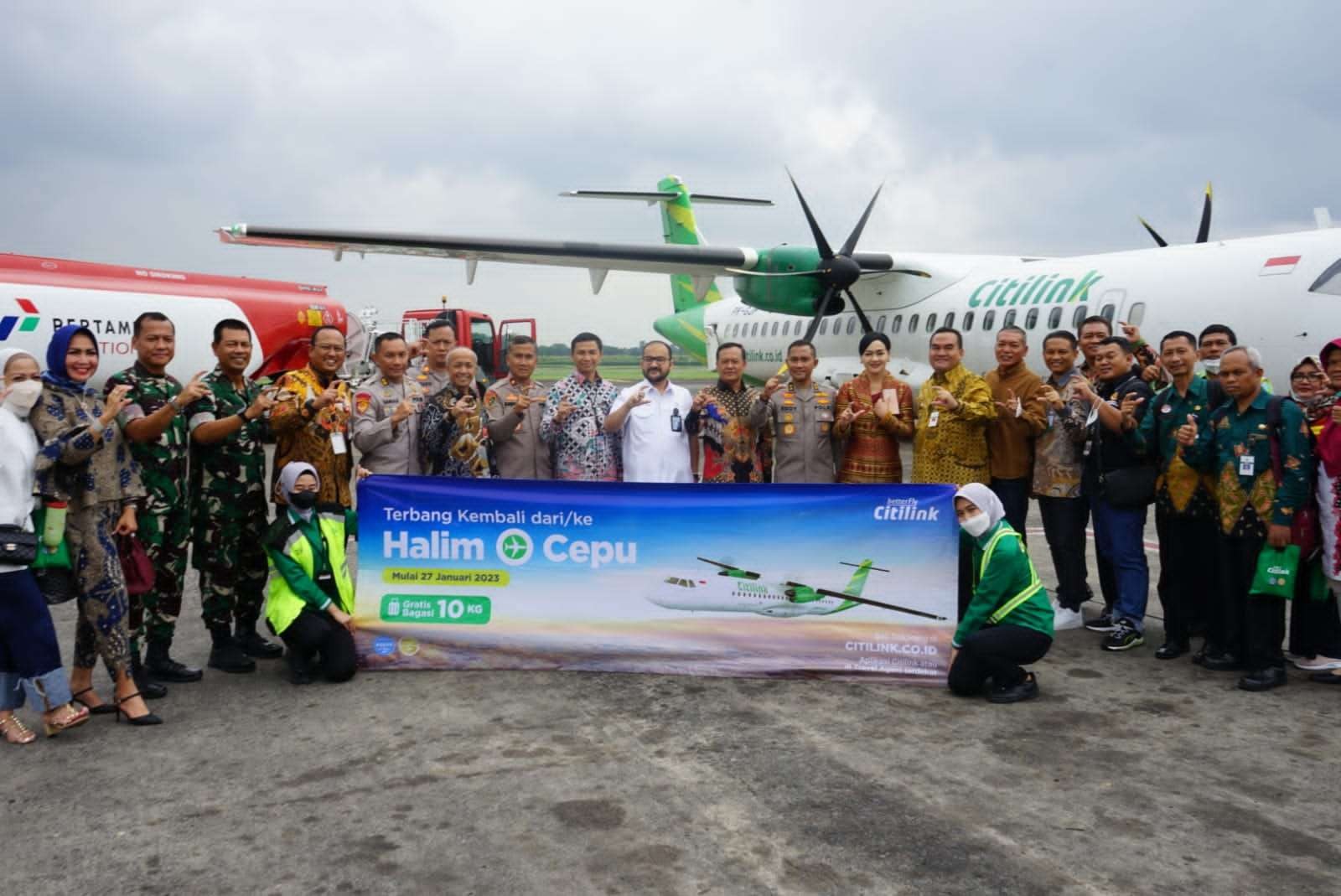 Diberangkatkan empat Jenderal, Citilink mendarat di Bandara Ngloram. (Foto: Ahmad Sampurno/Ngopibareng.id)