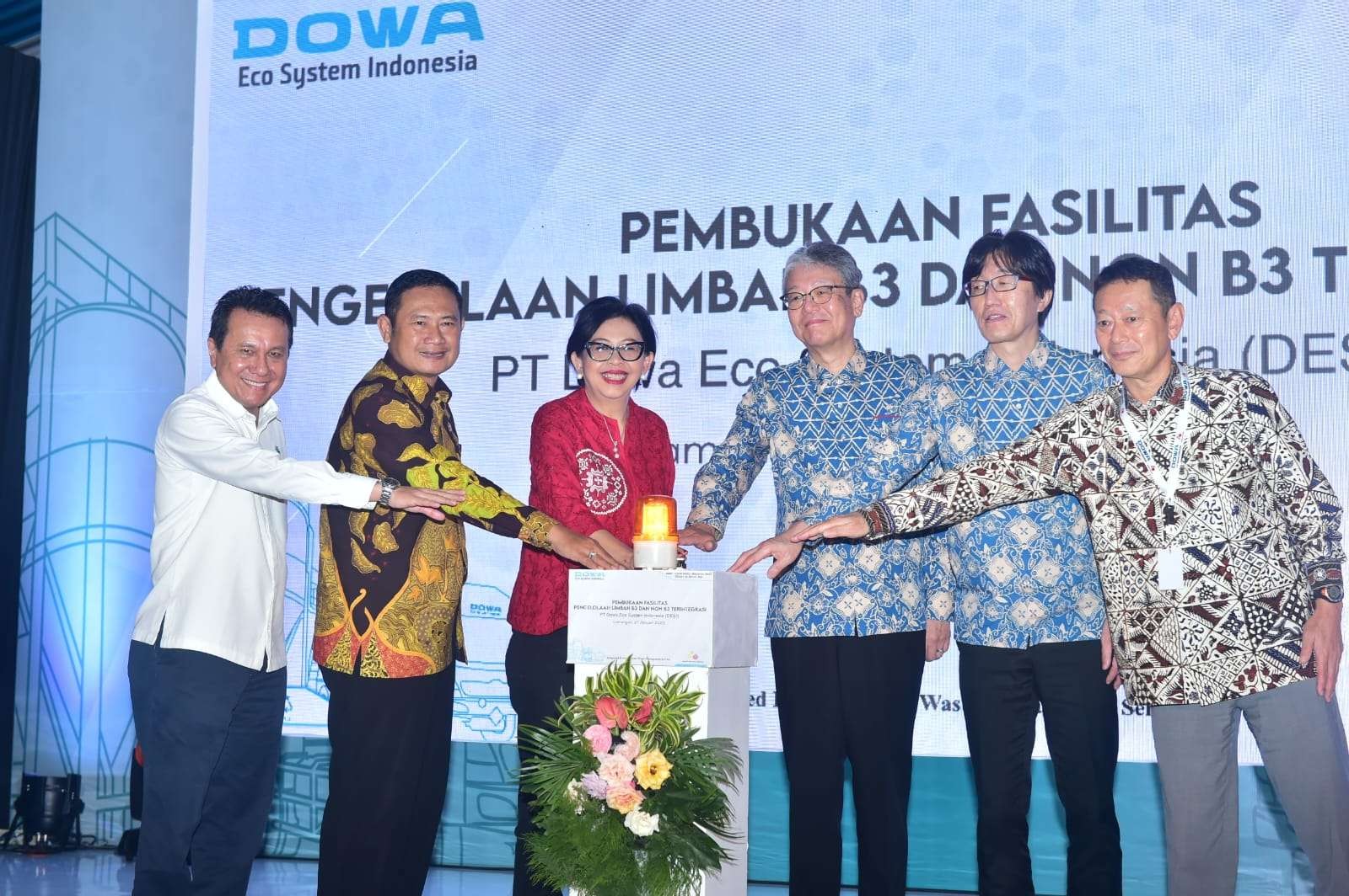 Dirjen KLHK, RI, Rosa Vivien Ratnawati, didampingi Bupati Yuhronur Efendi dan pihak PT DESI saat meresmikan pembukaan Fasilitas Pengolahan Limbah B3 Termodern di Lamongan (Foto: Dinas Kominfo. Lamongan)