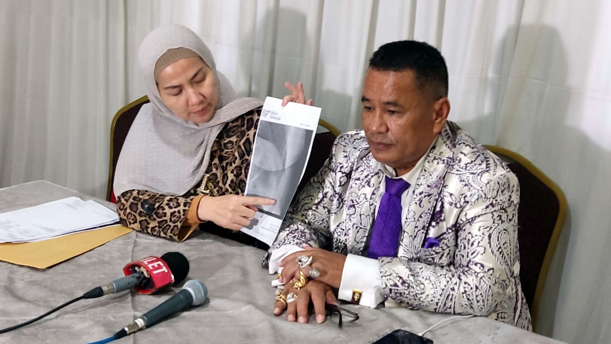 Korban KDRT, Venna Melinda didampingi Kuasa Hukumnya Hotman Paris Hutapea menunjukkan bukti visum yang diserahkan kepada penyidik. (Foto: Fariz Yarbo/Ngopibareng.id)