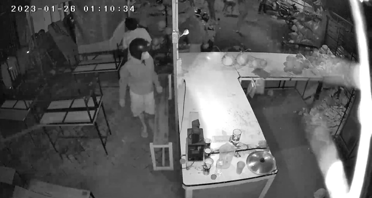 Kelompok penyerang warung di Jalan Keputih Tegal, Jumat, 27 Januari 2023 (Foto: potongan video rekaman CCTV)