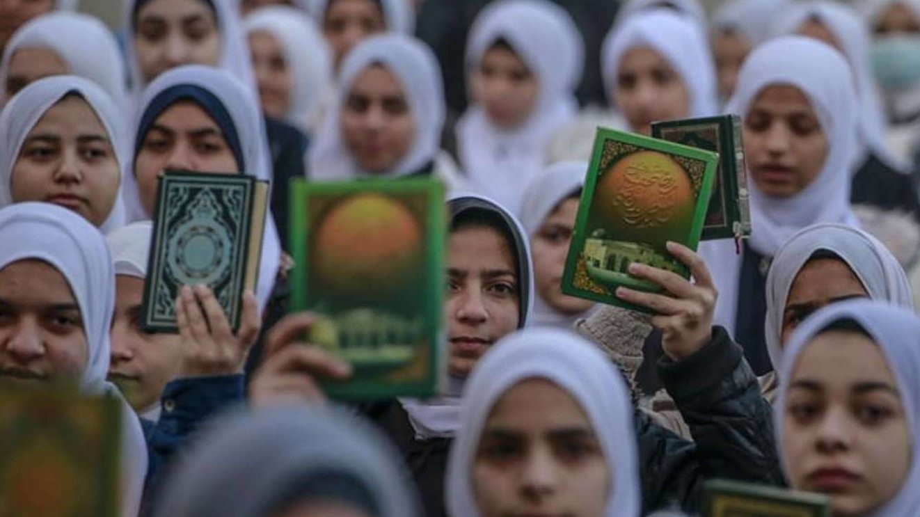 Kaum Muslimah turut aksi demo dengan membawa Al-Quran, memrotes aksi pembakaran Kitab Suci itu di Swedia. (Foto: afp)