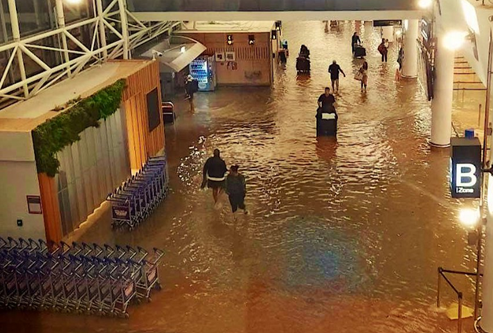 Bandara di Auckland Selandia Baru terendam air akibat banjir pada Jumat, 27 Januari 2023. (Foto: Twitter)