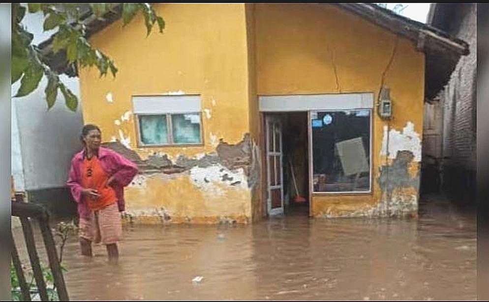 Satu dari lima rumah warga Dusun Cotek Sidodadi Desa Sumberwaru, Kecamatan Banyuputih Situbondo tergenang air setinggi lutut orang dewasa. (Foto: BPBD situbondo)