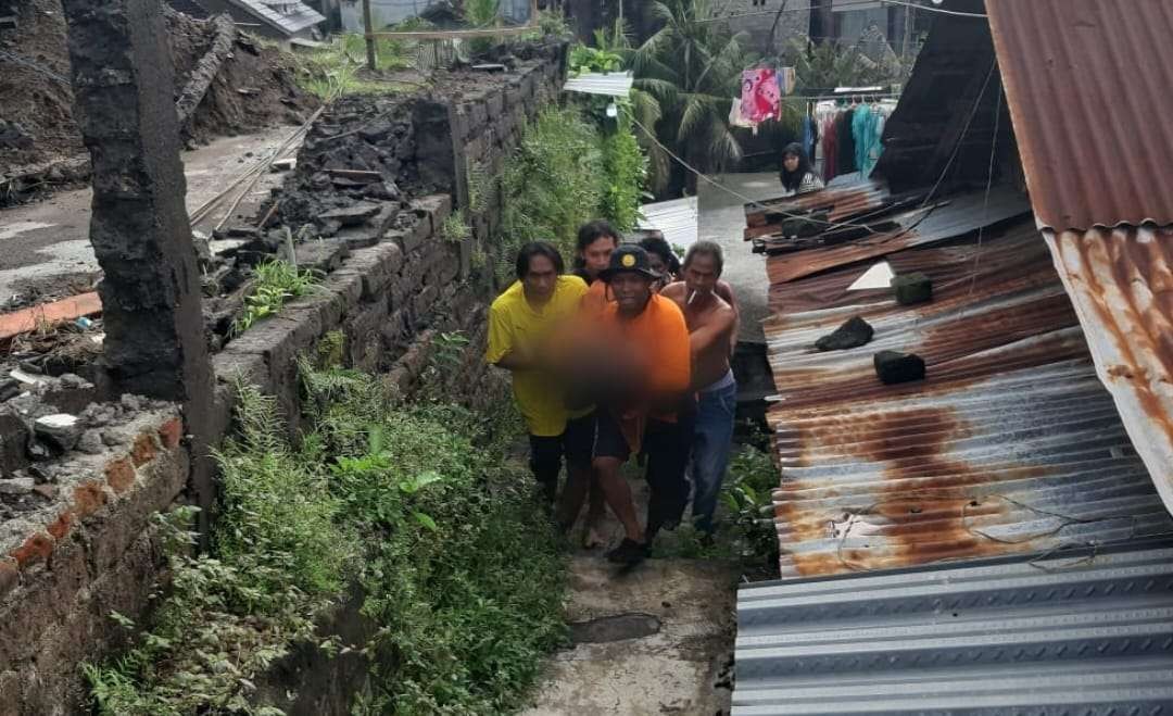 Tim SAR gabungan mengevakuasi korban sesaat setelah ditemukan (foto:Basarnas Bali)