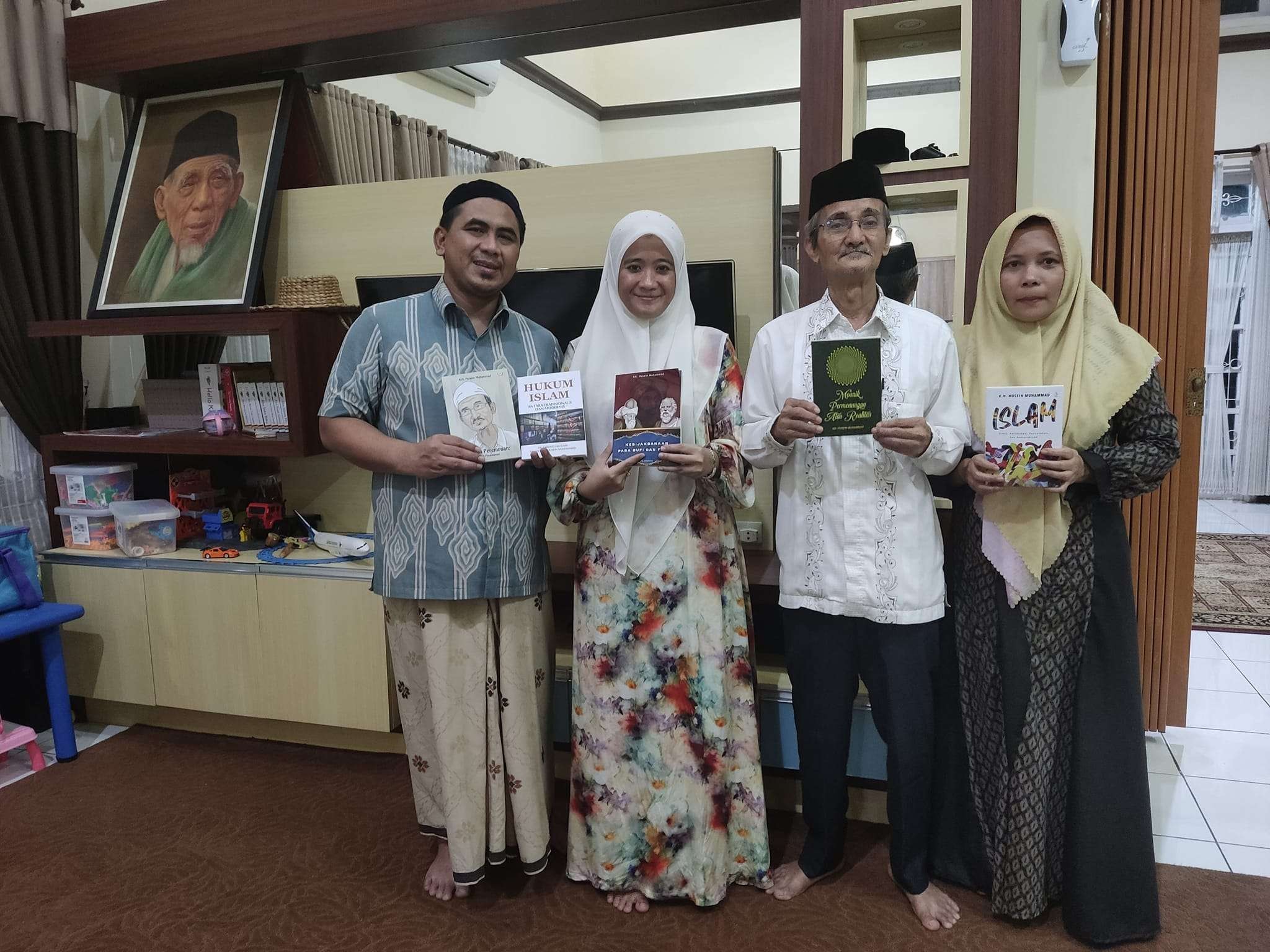 KH Husein Muhammad bersama isteri, saat bersilaturahmi di kediaman Wagub Jateng, Taj Yasin Maimoen. Tampak, Gus Taj Yasin didampingi istrinya. (Foto: husein muhammad)