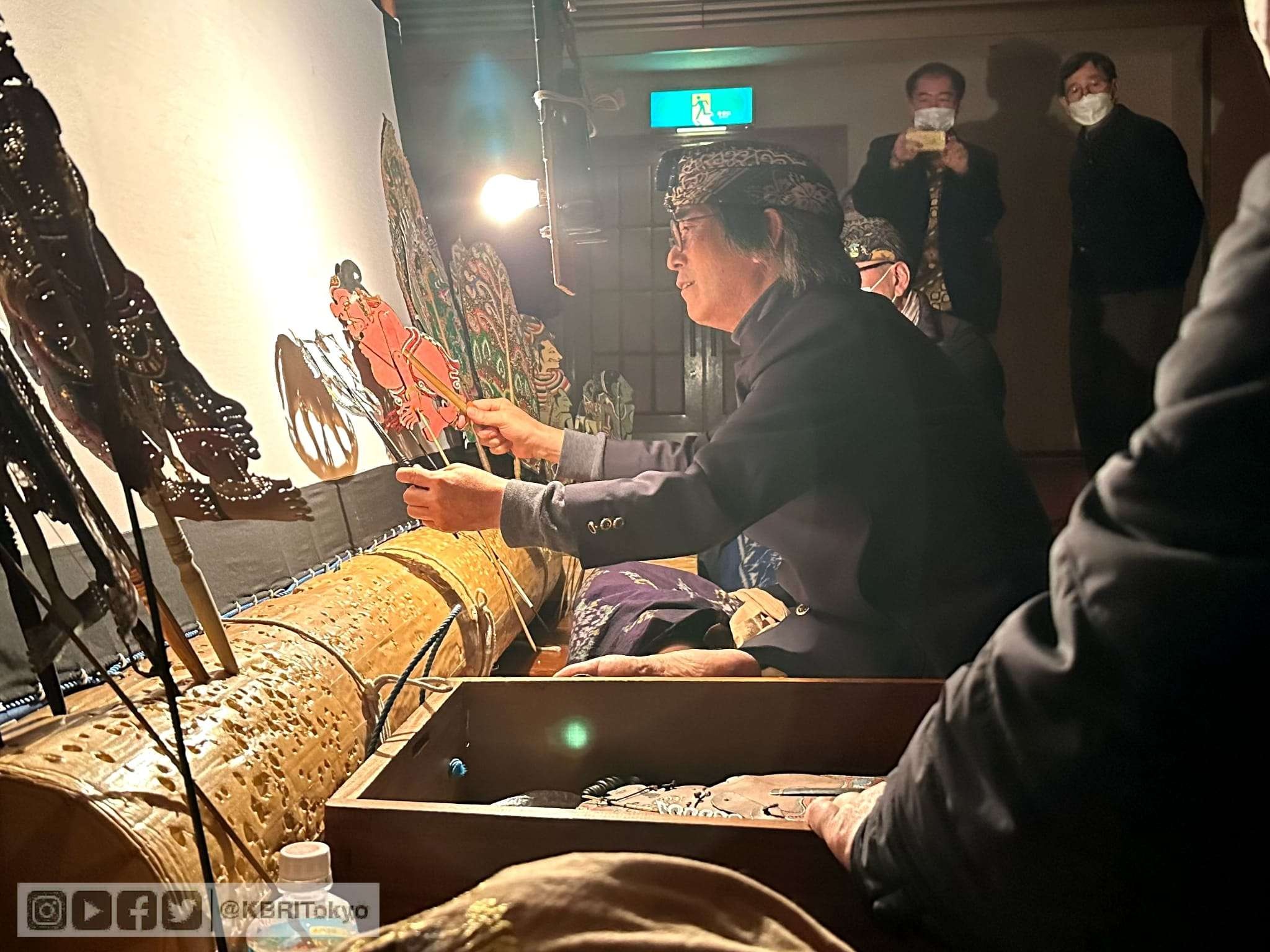 Pertunjukan wayang kulit bali dalam kegiatan terpadu Indonesia Japan Friendship Day (IJFD) di Hamamatsu, Prefektur Shizuoka, pada Jumat 27-29 Januari 2023. (Foto: KBRI Tokyo)