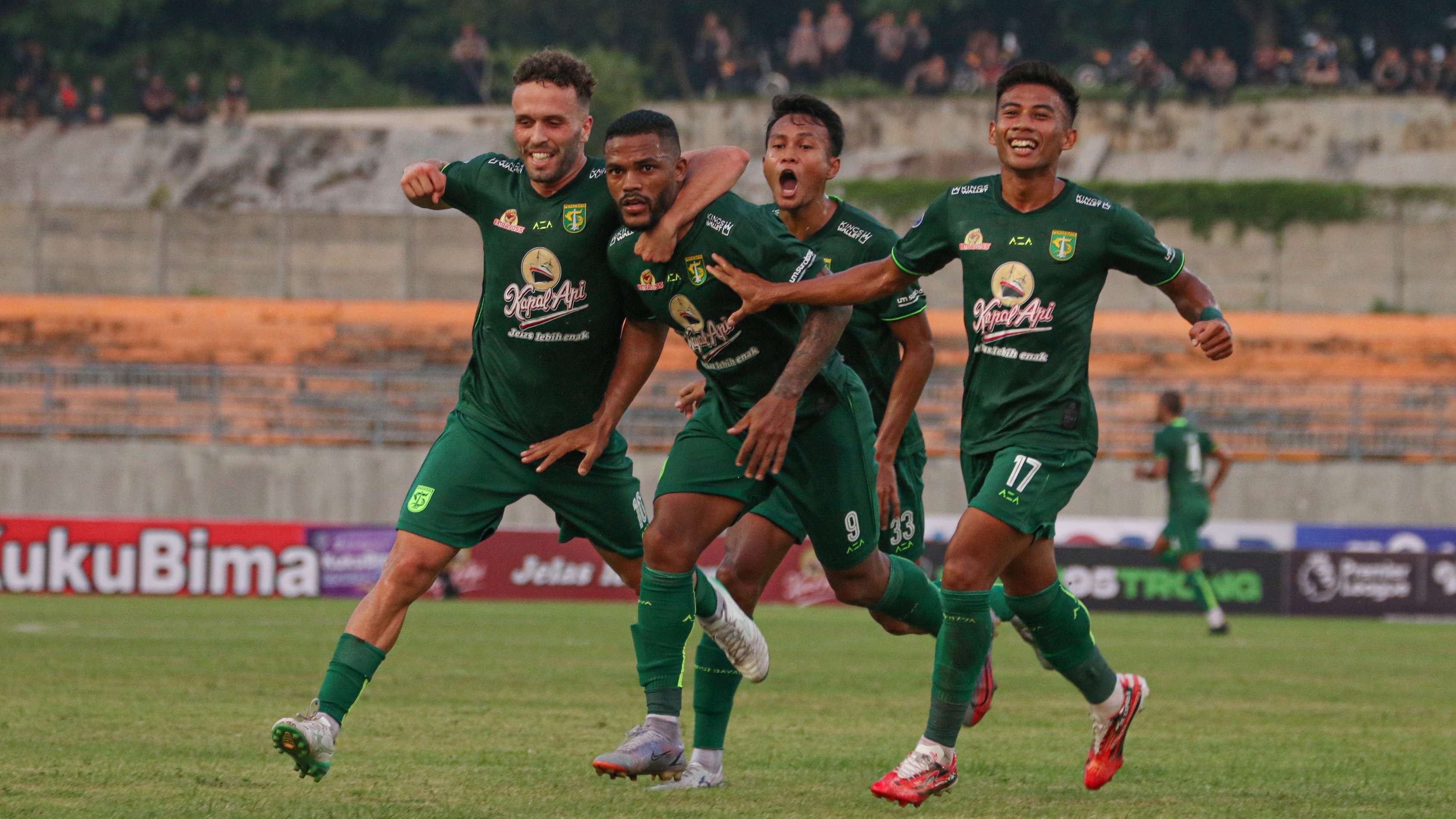 Pemain Persebaya merayakan gol Paulo Victor saat melawan Bhayangkara FC beberapa waktu lalu. (Foto: Fariz Yarbo/Ngopibareng.id)