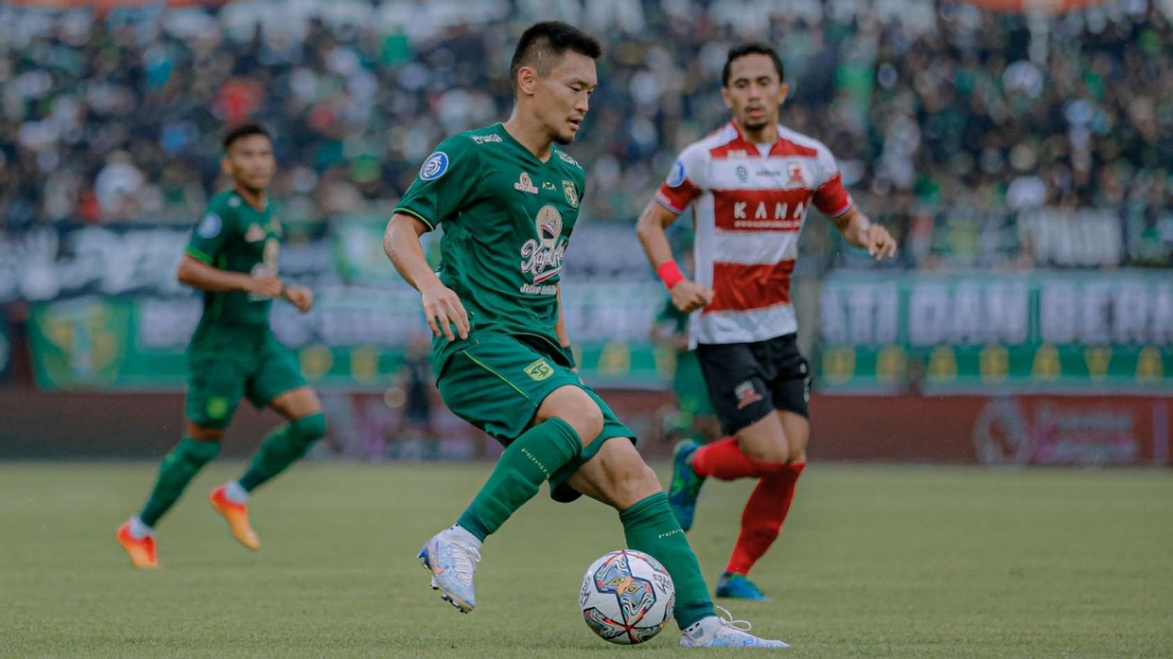 Pemain Persebaya, Sho Yamamoto saat tampil melawan Madura United di Stadion Gelora Madura Ratu Pamelingan, Pamekasan, Minggu 29 Januari 2023. (Foto: Persebaya)