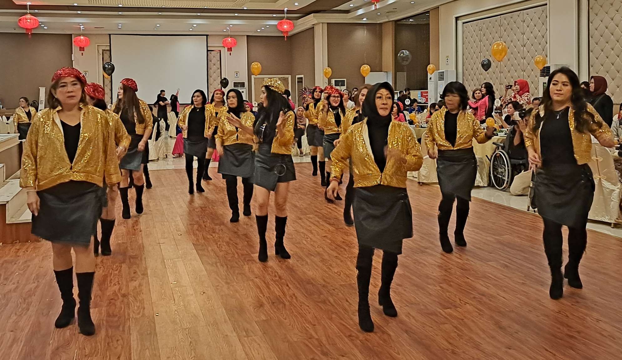 Line dance yang digemari wanita usia 40 tahun keatas di Surabaya. (Foto: Pita Sari/Ngopibareng.id)