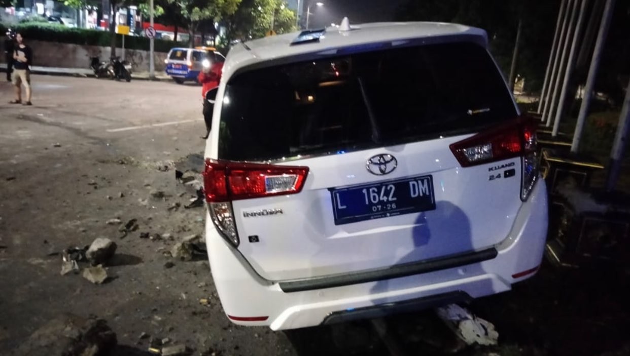 Pengemudi mabuk, mobil tabrak enam tiang bendera di Jalan Manyar Kertoarjo. (Foto: BPBD Surabaya)