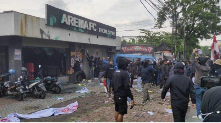 Kantor dan toko resmi merchandise Arema FC di Jalan Mayjen Panjaitan Kota Malang, didemo puluhan orang yang menyebut diri sebagai Arek Malang Bersatu. (Foto: Twitter @portalsurya)