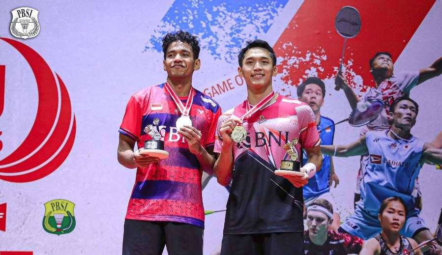 Jonatan Christie (kanan) berhasil keluar sebagai juara di sektor tunggal putra Indonesia Masters melawan Chico Aura Dwi Wardoyo (kiri). (Foto: PBSI)