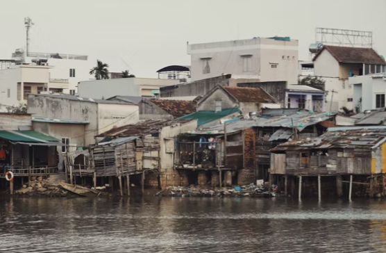 Kawasan kumuh di salah satu bantaran sungai. (Foto: unsplash)