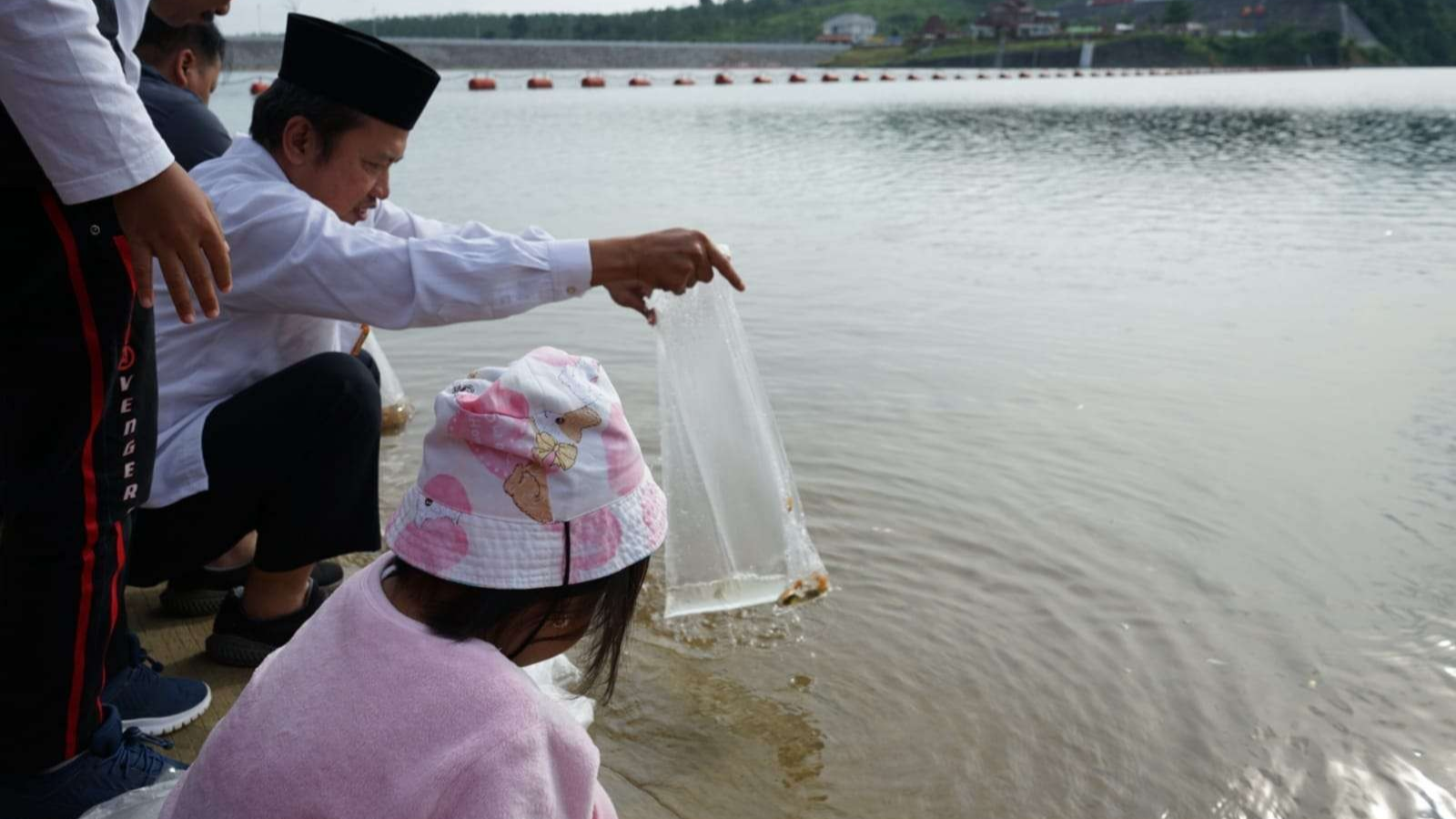 Bupati Blora tebar 15.000 bibit ikan di Bendungan Randugunting. (Foto: Ahmad Sampurno/Ngopibareng.id)