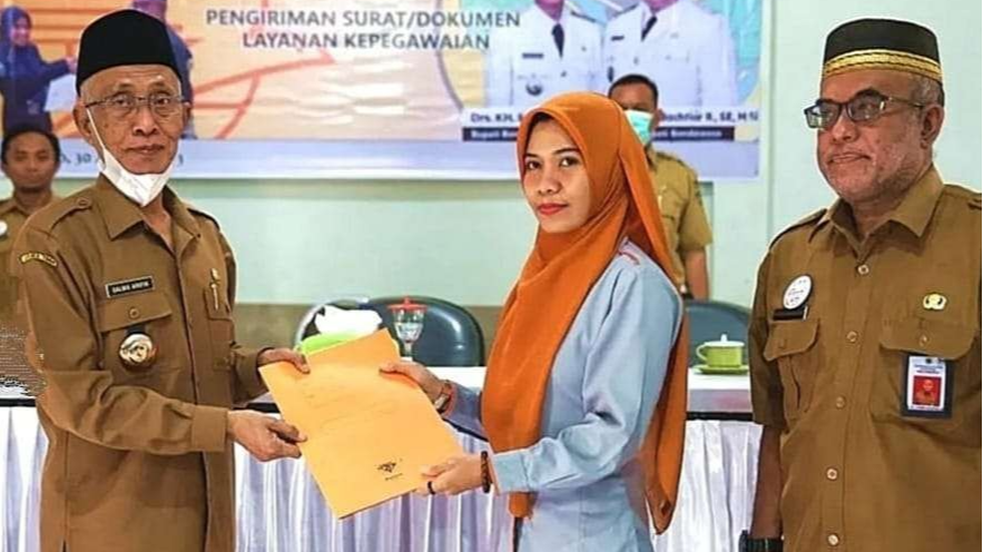 Bupati Bondowoso, Salwa Arifin, Kepala Kantor Pos Bondowoso, Robiatul Adawiyah, dan Plt. Kepala BKPSDM setempat, Sugiono Eksantoso saat kerja sama kemudahan pelayanan dokumen kepegawaian ASN Pemkab, Senin 30 Januari 2023.(Foto: Guido Saphan/Ngopibareng.id)