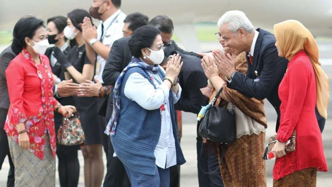 Gubernur Jawa Tengah, Ganjar Pranowo berserta sejumlah kepala daerah di Jawa Tengah menyambut kedatangan Megawati Soekarnoputri ke Semarang, dalam rangka menghadiri pelantikan Walikota Hevearita Gunaryanti. (Foto: Istimewa)