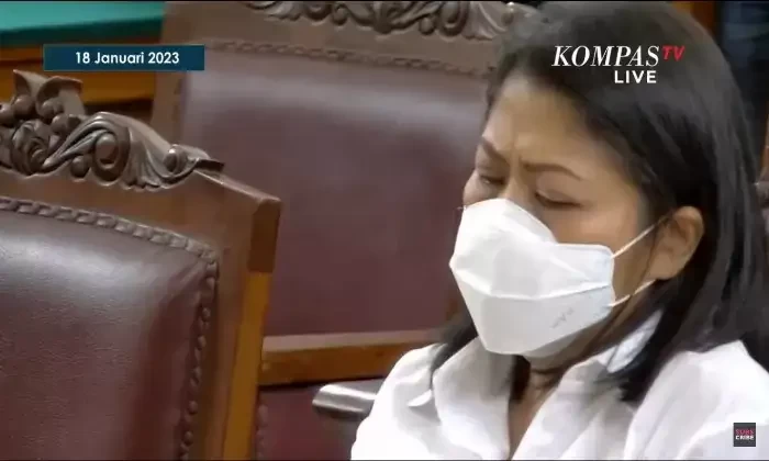 Terdakwa kasus dugaan pembunuhan Nofriansyah Yoshua Hutabarat, yaitu Putri Candrawathi saat sidang di Pengadilan Negeri Jakarta Selatan. (Foto: dok. kompastv)