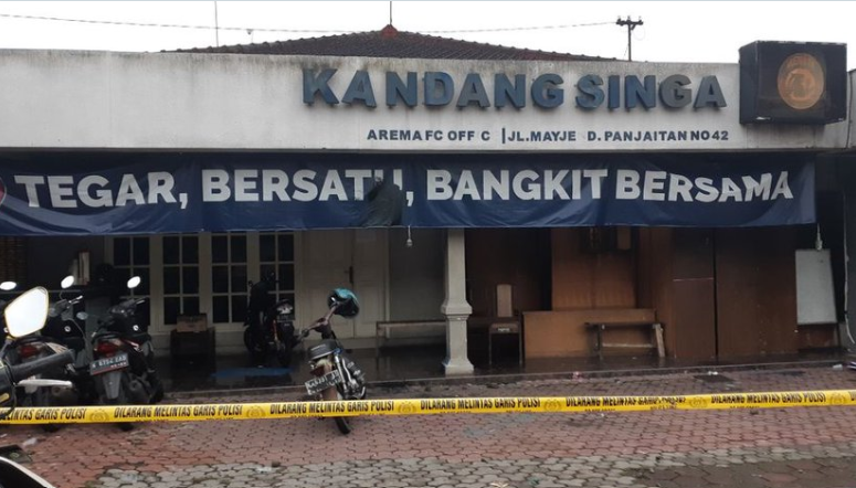 Manajemen Arema FC membuka wacana membubarkan klub sepakbola yang berkandang di Stadion Kanjuruhan, Kabupaten Malang itu. (Foto: Twitter @hariankompas)