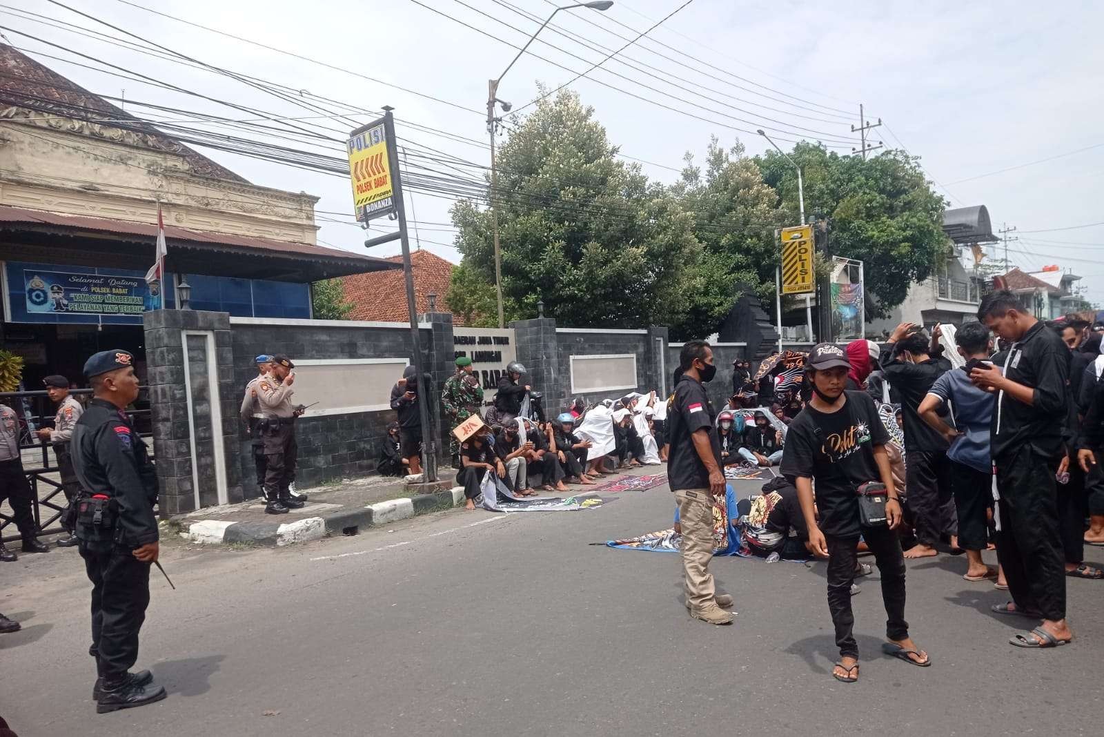 Massa salah satu perguruan pencak.silat saat aksi di depan Mapolsek Babat(Foto:Imron Rosidi/Ngooibareng.id)