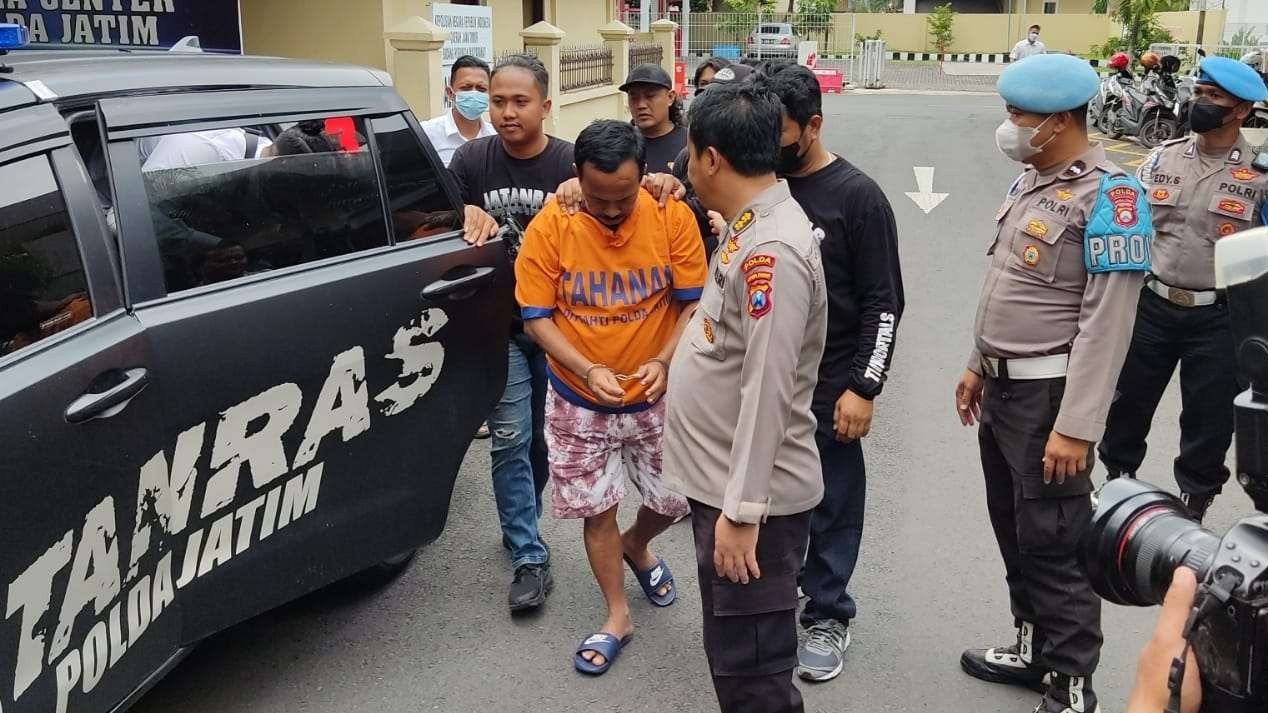 Tersangka kasus perampokan Rumdis Walikota Blitar, Samanhudi saat dibawa oleh Penyidik Subdit III Jatanras Polda Jatim, Surabaya, Senin 30 Januari 2023. (Foto: Fariz Yarbo/Ngopibareng.id)