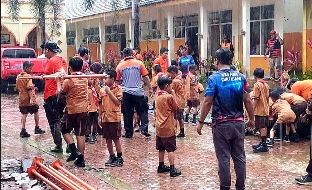 Siswa SDN 1 Selolembu Kecamatan Curahdami latihan kesiapsiagaan bencana alam dengan bimbingan BPBD Bondowoso. (bpbd Bondowoso)