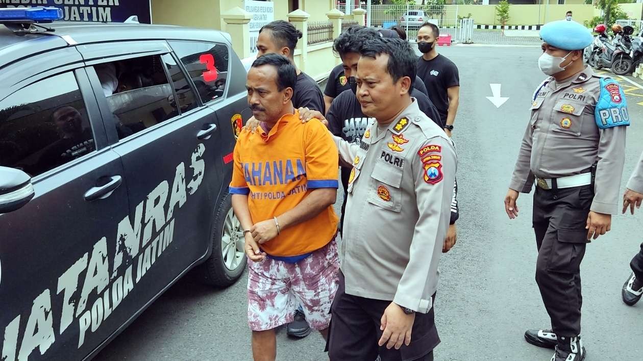 Mantan Walikota Blitar, Samanhudi saat dibawa oleh aparat kepolisian di Mapolda Jatim, Surabaya, Senin 30 Januari 2023. (Foto: Fariz Yarbo/Ngopibareng.id)