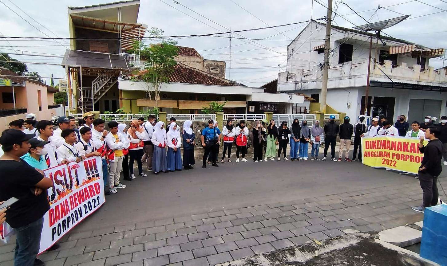 Para atlet Banyuwangi peraih medali dalam Porprov Jatim tahun 2022 menagih reward di kantor KONI Banyuwangi (Foto: Muh Hujaini/Ngopibareng.id)