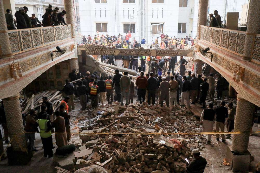 Ledakan bom mengguncang masjid di kompleks polisi di Kota Peshawar, Pakistan. (Foto: AFP)