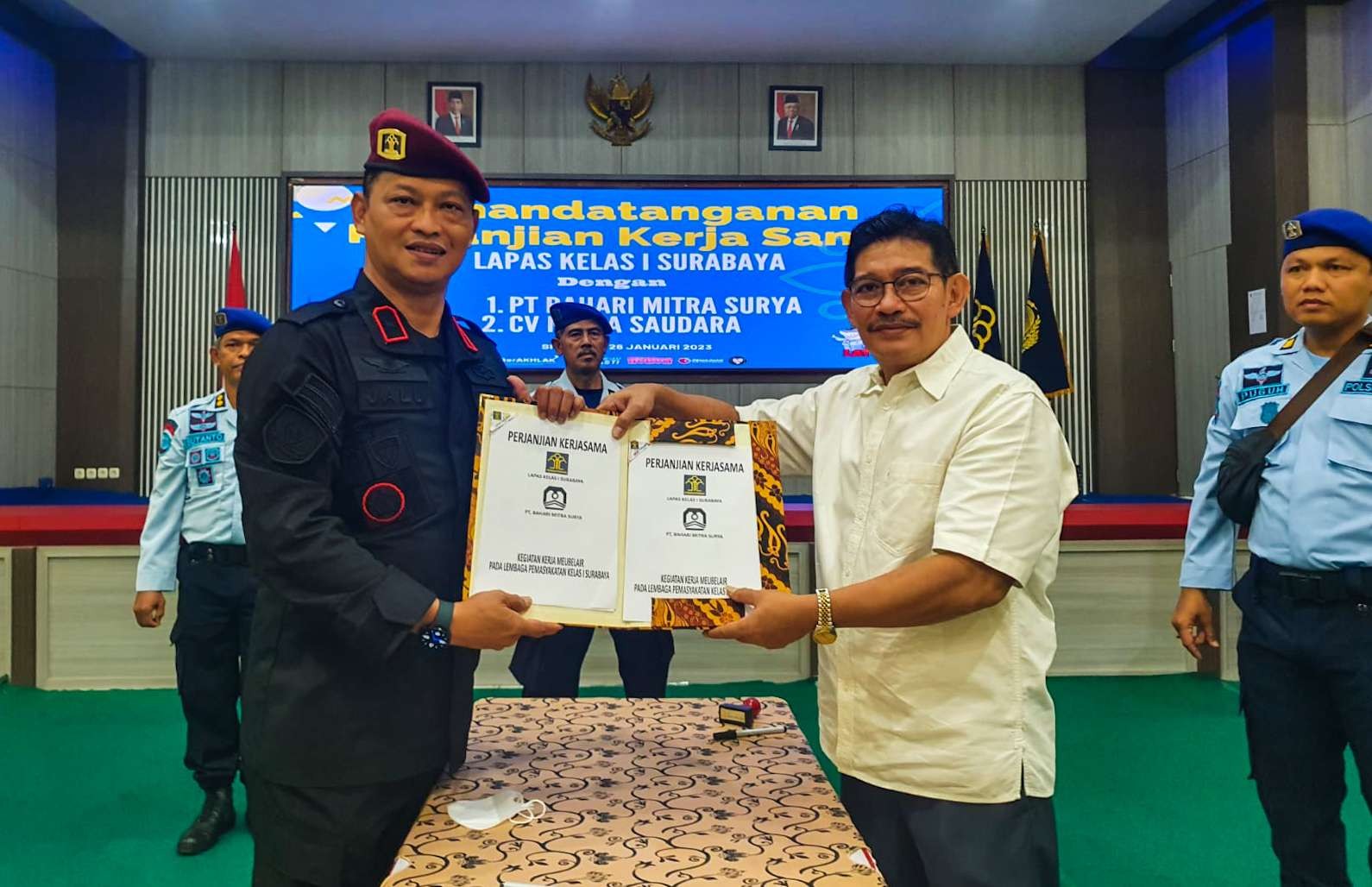 Berkas kerja sama Lapas Porong dengan tiga mitra sekaligus (Foto : Aini/Ngopibareng.id)