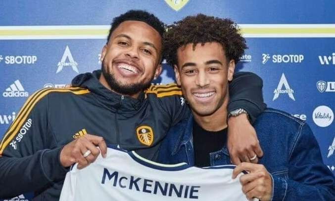 Weston McKennie (kiri) gabung Leeds United dengan status pinjaman dari Juventus. (Foto: Twitter/@WMckennie)