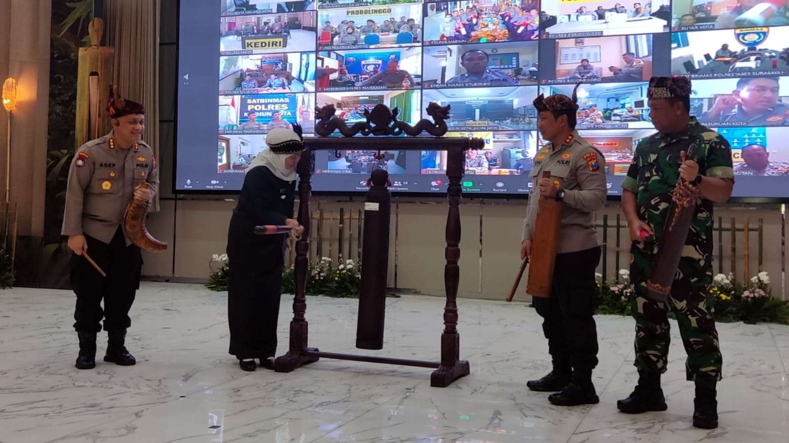 Gubernur Jatim, Khofifah Indar Parawansa (tengah) bersama Kapolda Jatim Irjen Pol Toni Harmanto dan Pangdam V Brawijaya Mayjen TNI Farid Makruf, meluncurkan program Omah Rembug dan Revitalisasi Siskamling di Gedung Mahameru Polda Jatim, Surabaya, Selasa 31 Januari 2023. (Foto: Fariz Yarbo/Ngopibareng.id)