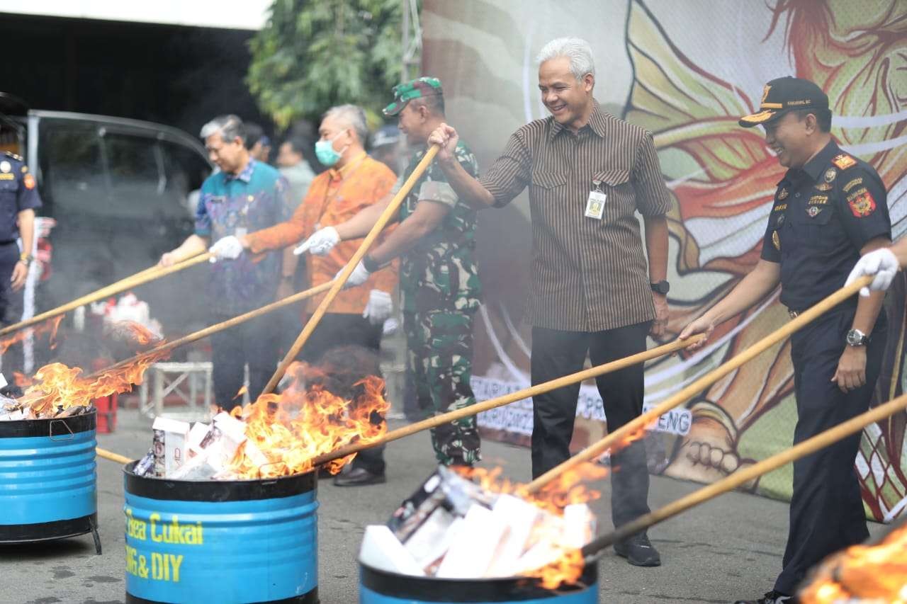 Pemusnahan sebanyak 9,7 juta batang rokok ilegal di halaman Kantor Gubernur Jateng, Selasa 31 Januari 2023. (Foto: Pemprov Jateng)