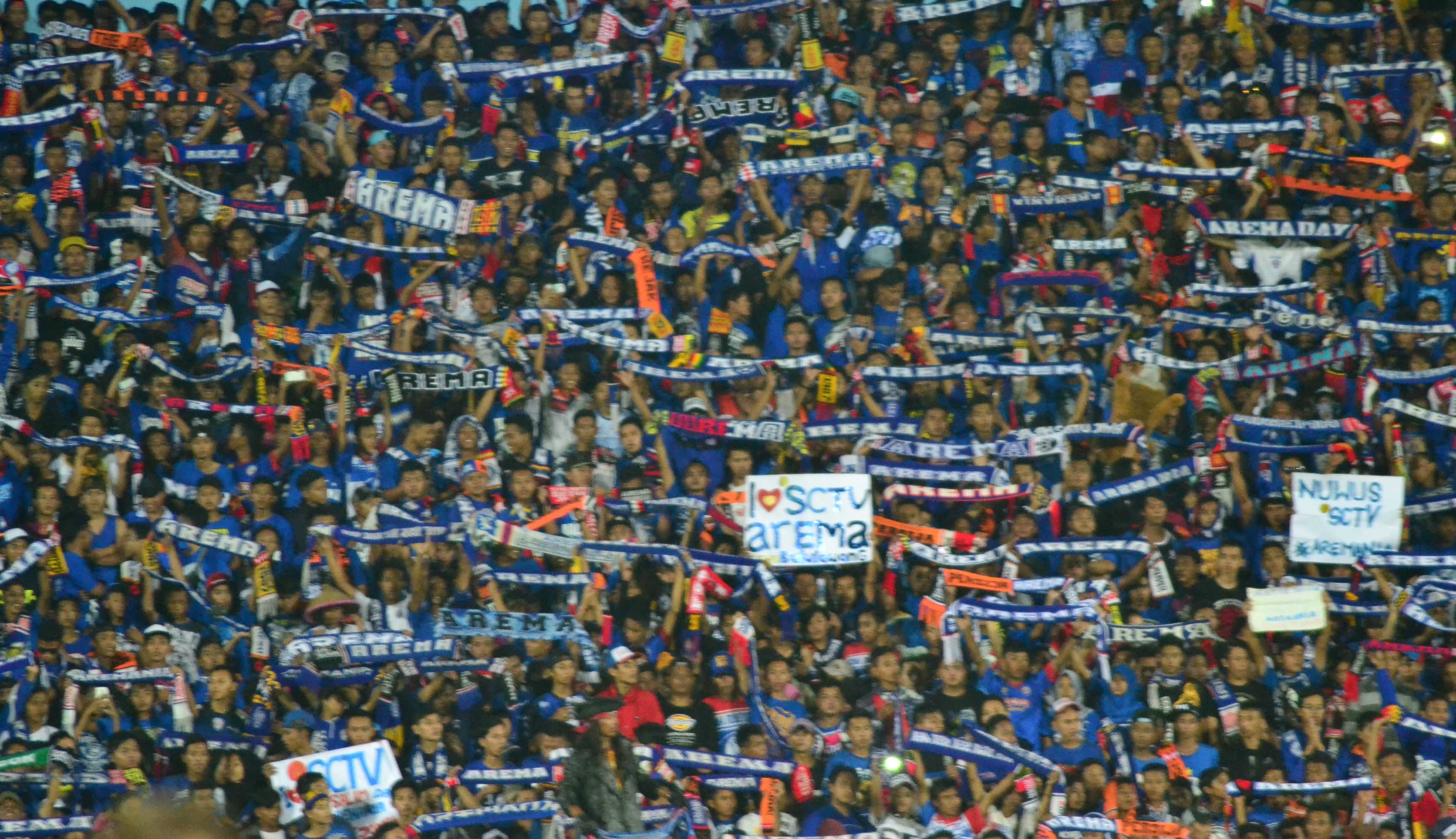 Suporter Arema di Stadion Kanjuruhan Kabupaten Malang, Mei 2016 (Foto: Dyah Ayu Pitaloka/Ngopibareng.id)